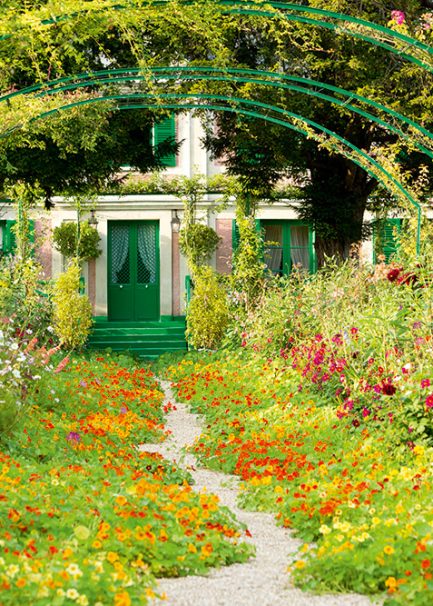 Magnifique maison miniature avec un décor de jardin de Monet 